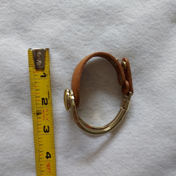 Yik Fung genuine leather clasp bracelet with gold accent - Picture 7 of 7